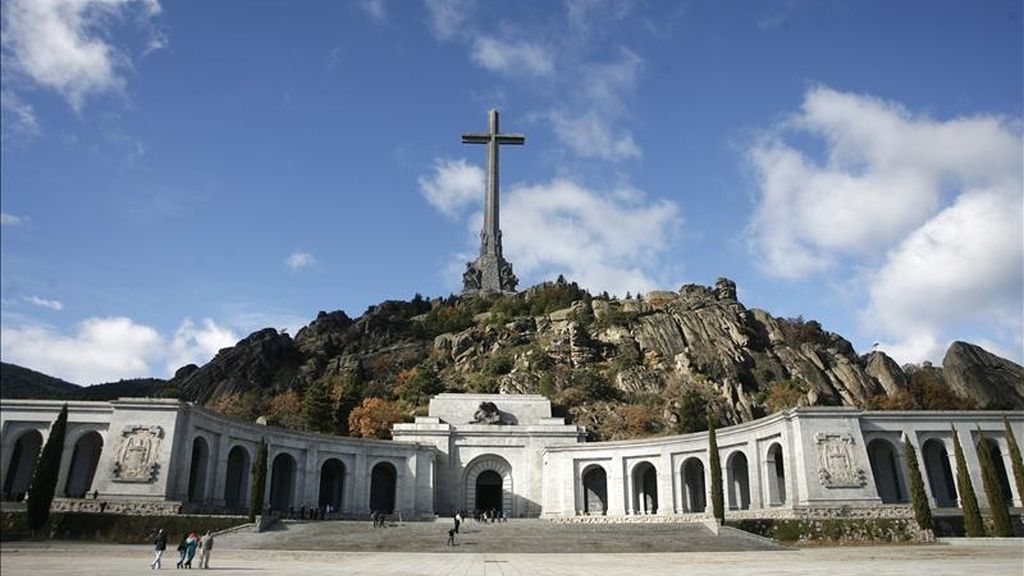 Denuncian a 15 obispados por no retirar la simbología franquista