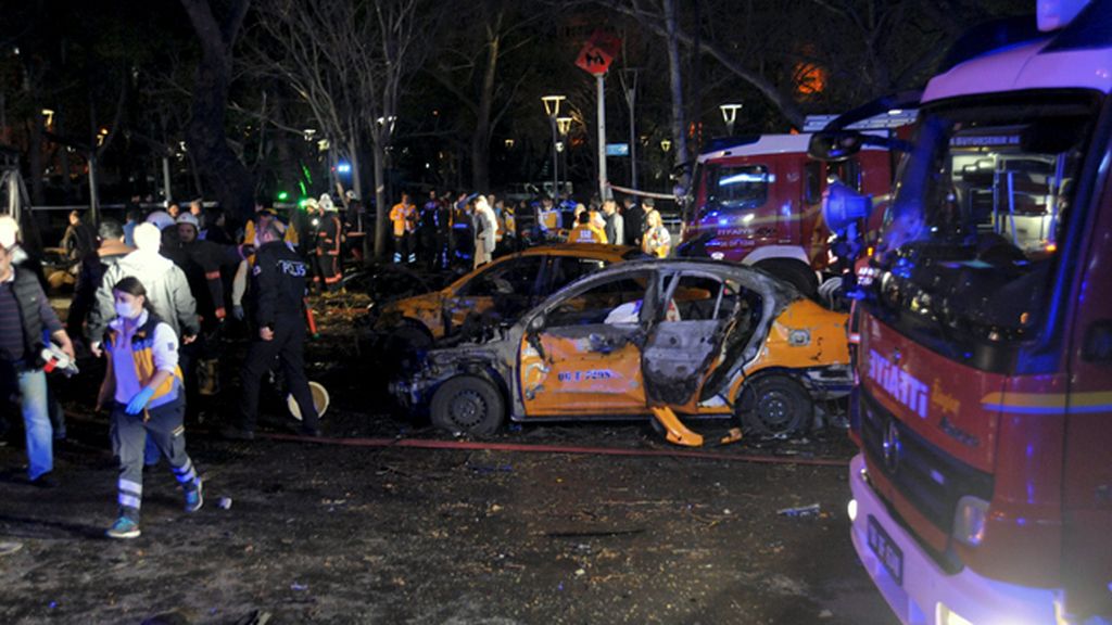 Más de 30 muertos en un atentado con coche bomba de Ankara