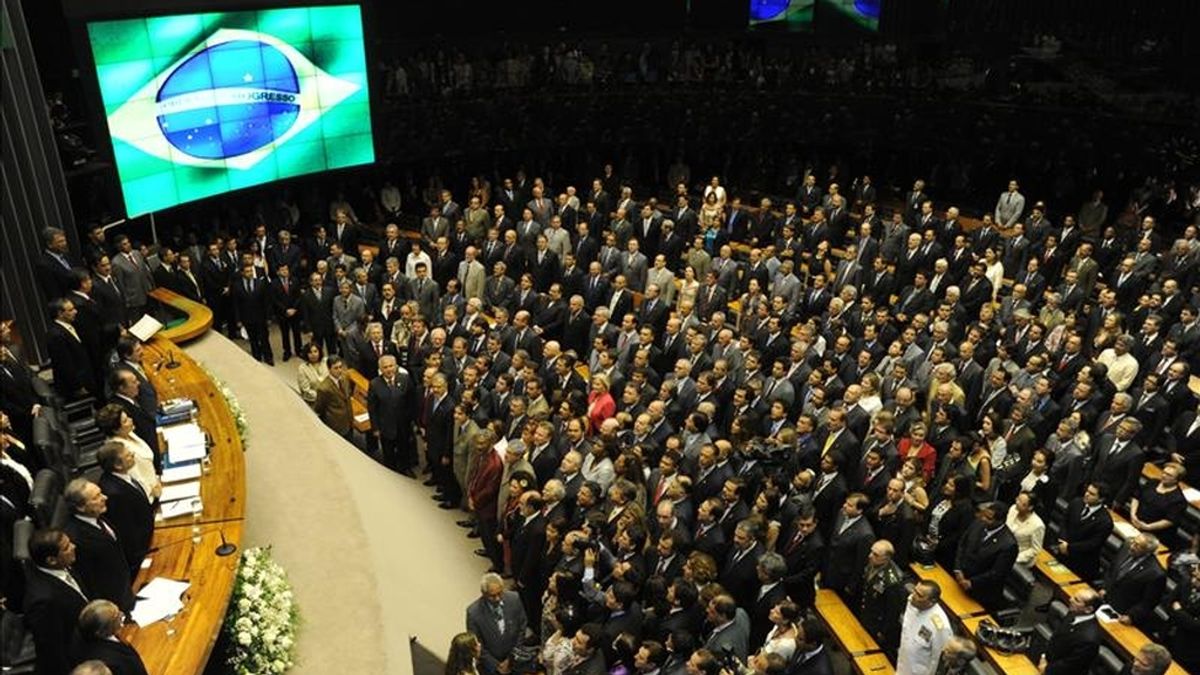 La presidenta brasileña, Dilma Rousseff (4i), asiste este 2 de febrero junto al presidente de la Cámara, Marco Maia (3i), y el presidente del Congreso, senador Jose Sarney (5i), a la ceremonia de apertura de trabajos de la 54 legislatura del Congreso nacional en Brasilia (Brasil). EFE