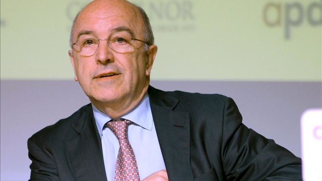 El vicepresidente de la Comisión Europea y Comisario de la Competencia, Joaquin Almunia, durante la conferencia que ofreció hoy en Bilbao sobre la situación actual y las perspectivas de la economía europea. EFE