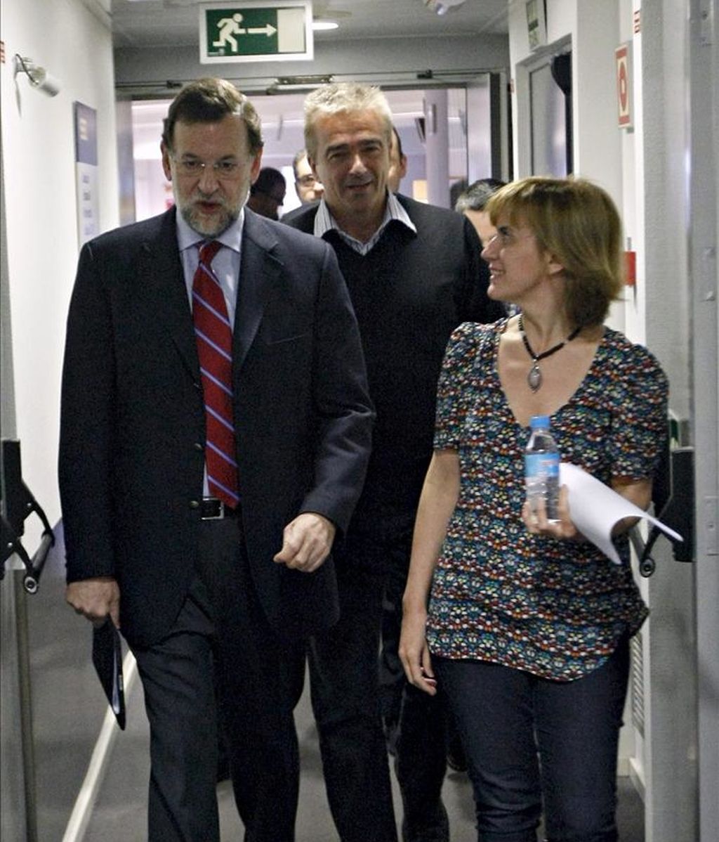 El presidente del PP, Mariano Rajoy (i), charla con los periodistas Gemma Nierga y Carles Francino a su llegada a la Cadena Ser, donde hoy fue entrevistado y aseguró que "lo más sensato" es convocar elecciones cuanto antes para evitar la situación de "interinidad" que se abre en el Gobierno y la de "bicefalia" en el PSOE. EFE