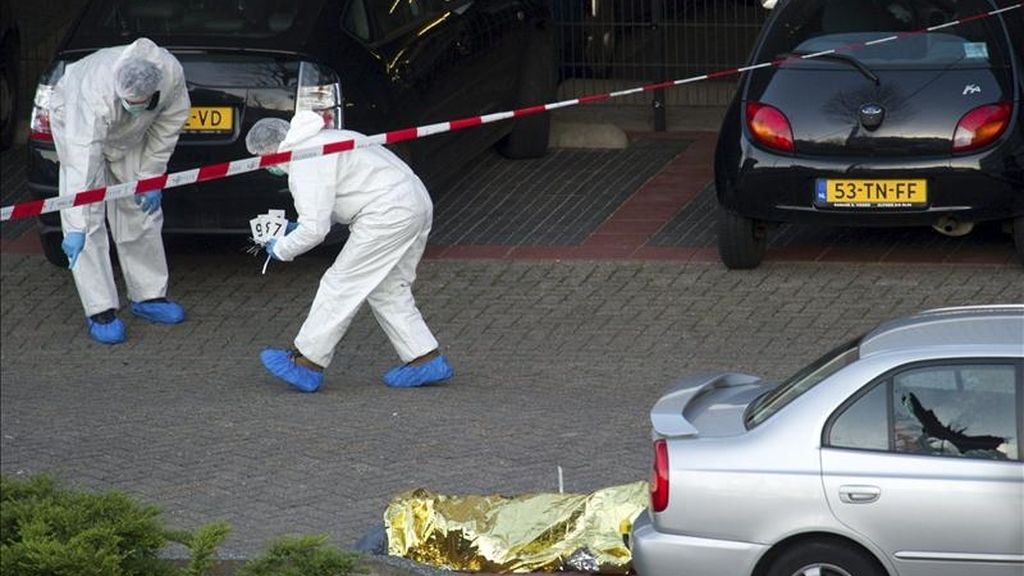 Policías inspeccionando un automóvil en el centro comercial de la localidad holandesa de Alphen aan den Rijn, donde seis personas murieron en un tiroteo hoy. EFE
