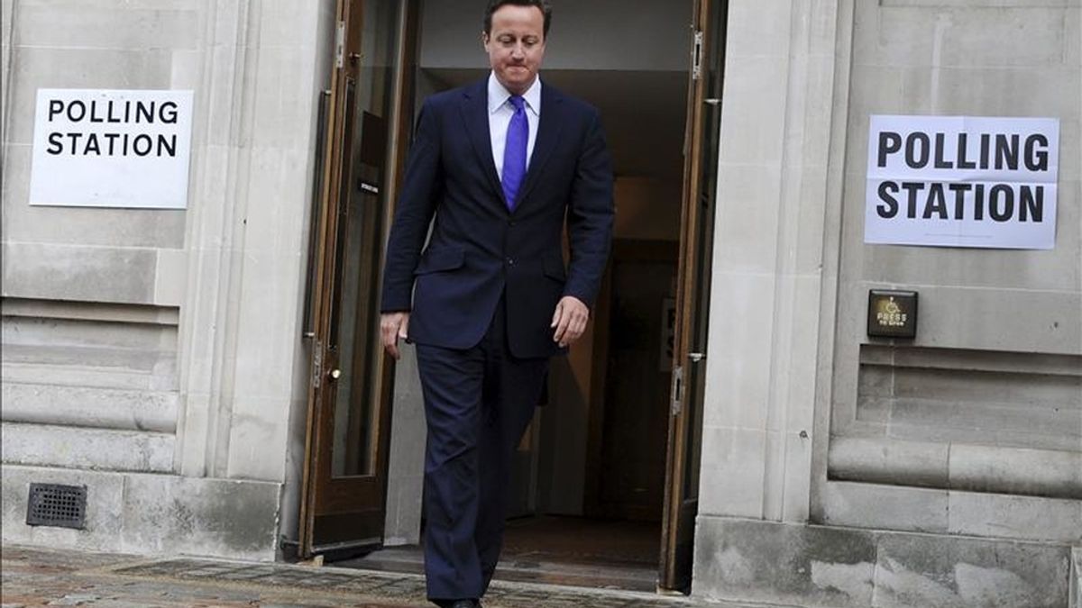 El primer ministro británico, David Cameron, sale de votar en un colegio electoral en Londres (Reino Unido).  EFE