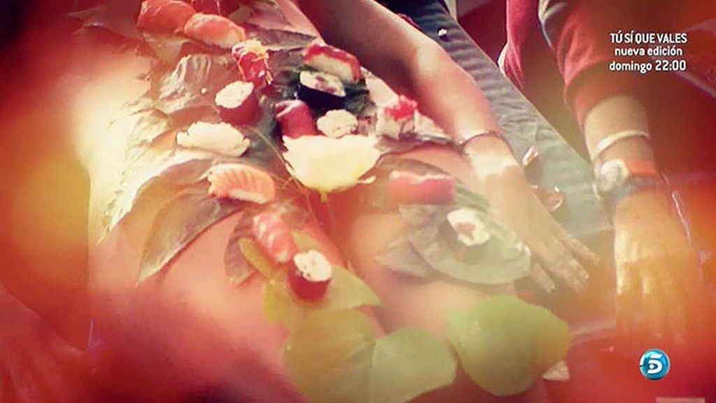 Aída Nízar prueba en su propia piel el body sushi