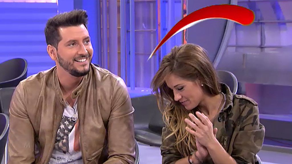 Manu inmóvil al escuchar la voz de María