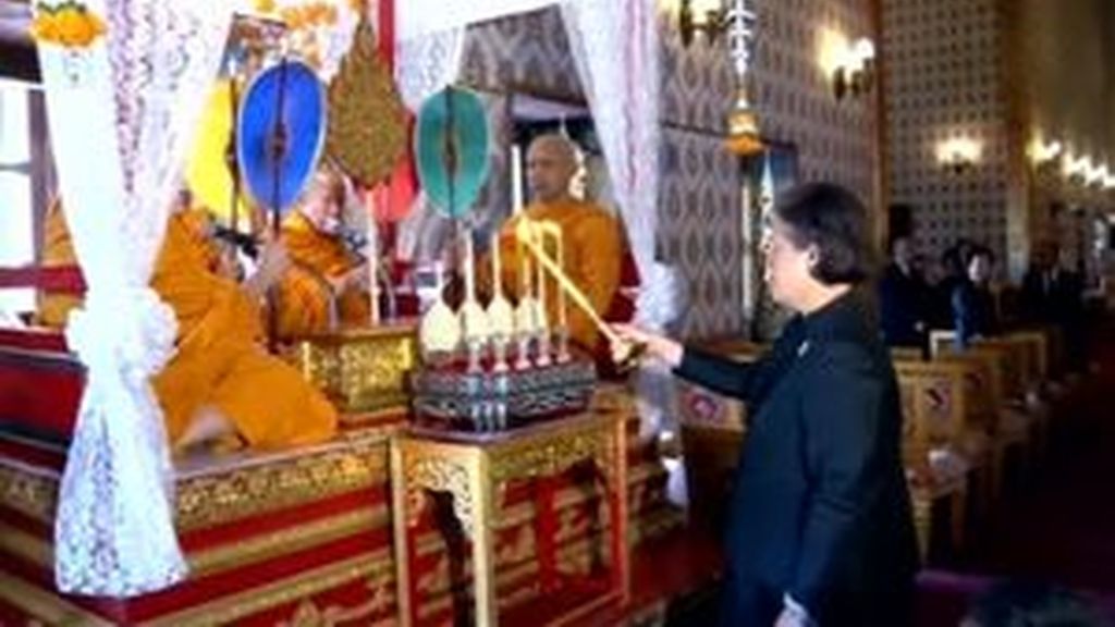 La princesa de Tailandia reza por el fallecido rey Bhumibol Adulyadej