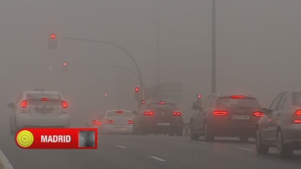 Una densa y persistente niebla complica la jornada en 17 provincias