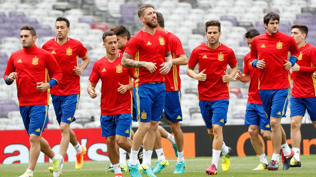 España jugará con doce futbolistas ante Chequia: la afición marca el primero gol