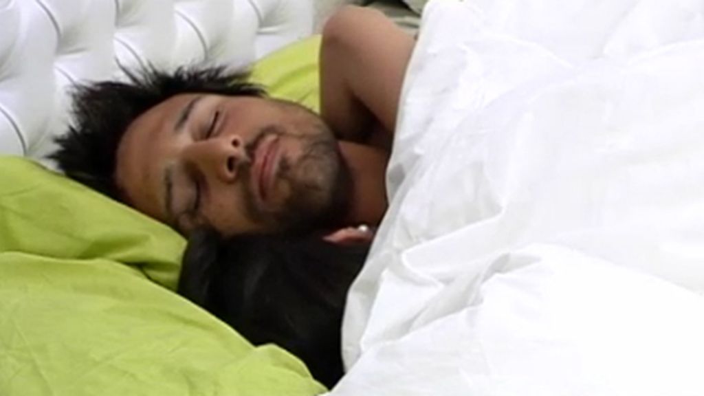 Los dos concursantes comparten cama y edredón