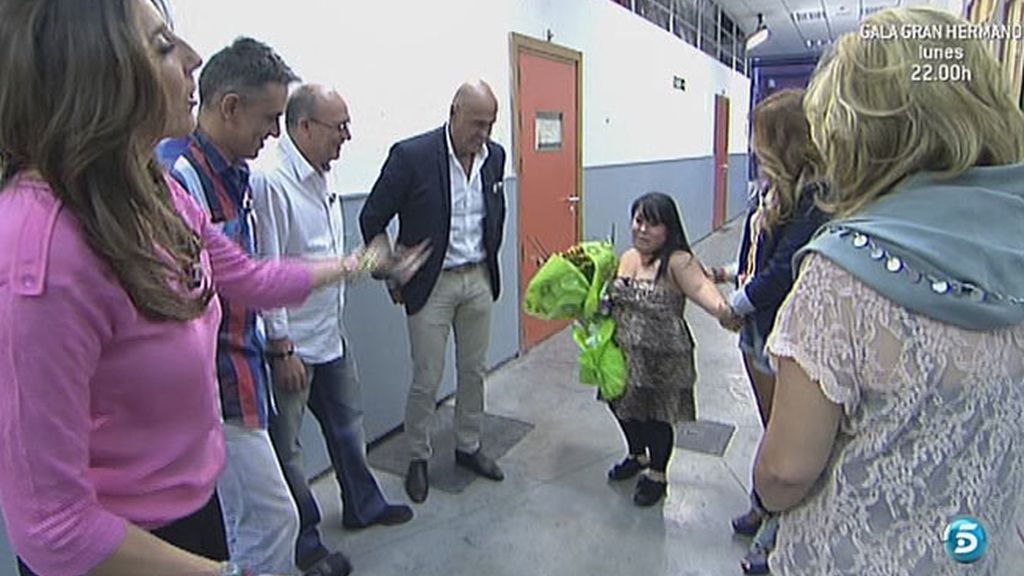 Chiqui, agradecida con sus compañeros, se va entre aplausos