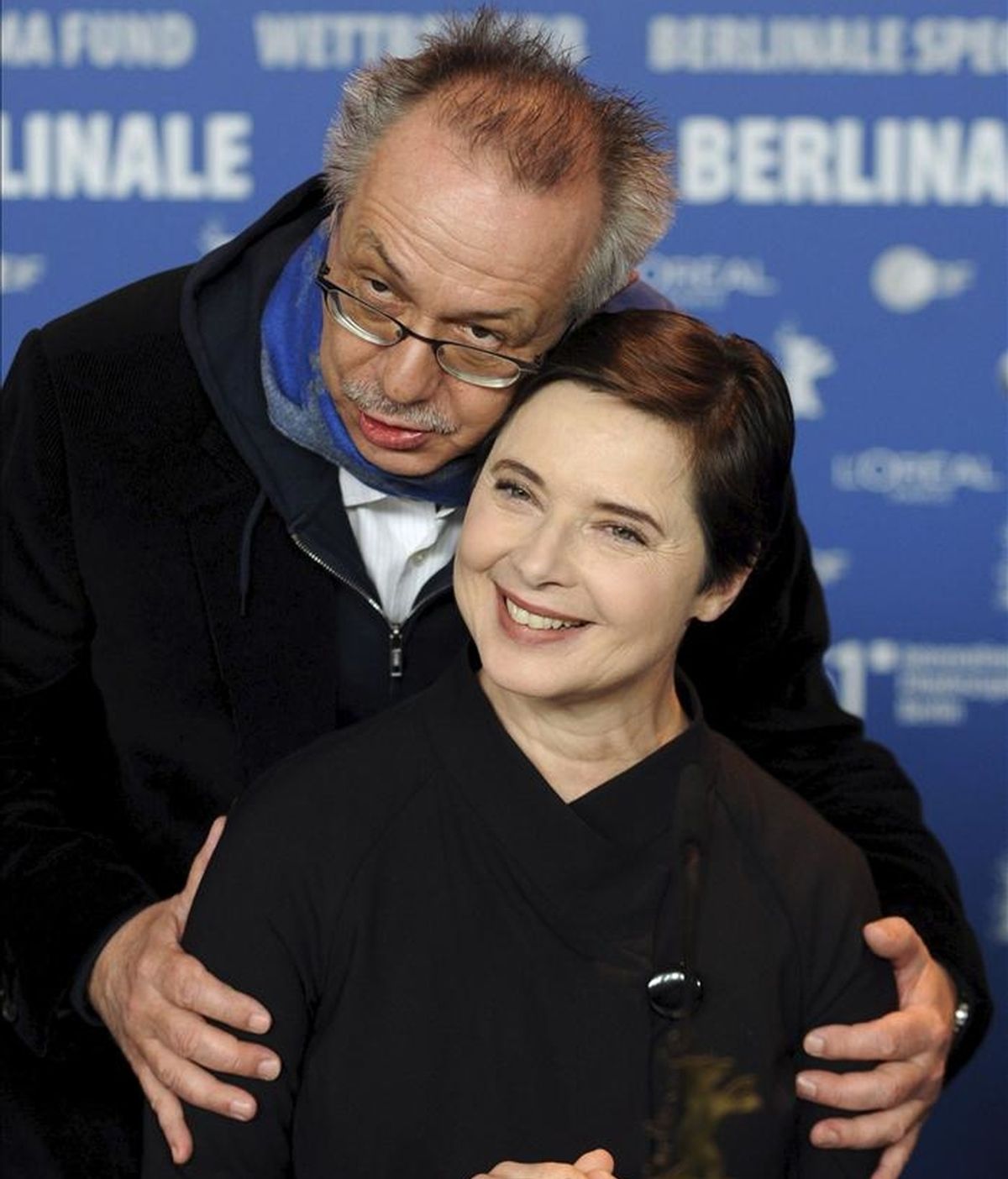 La actriz y directora italiana Isabella Rossellini (d) posa junto al director de la Berlinale, Dieter Kosslick, durante el pase gráfico de los miembros del jurado de la 61 edición del Festival Internacional de Cine de Berlín (Alemania), hoy, jueves 10 de febrero de 2011. EFE