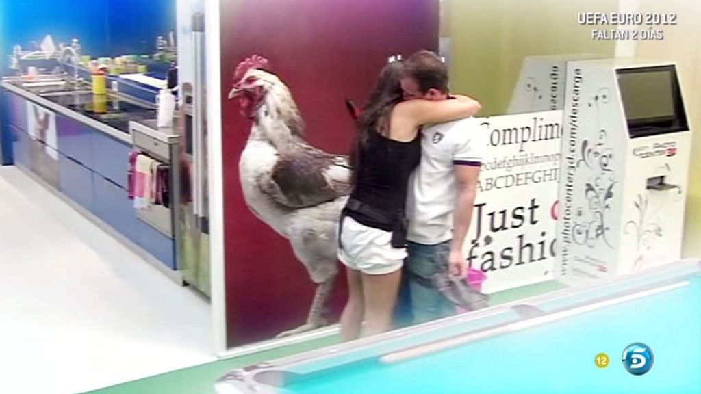 La concursante le sigue el juego