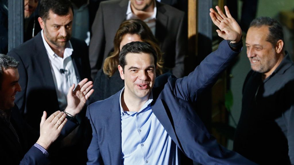 Tsipras, entre la adoración de sus seguidores y el rechazo de sus detractores