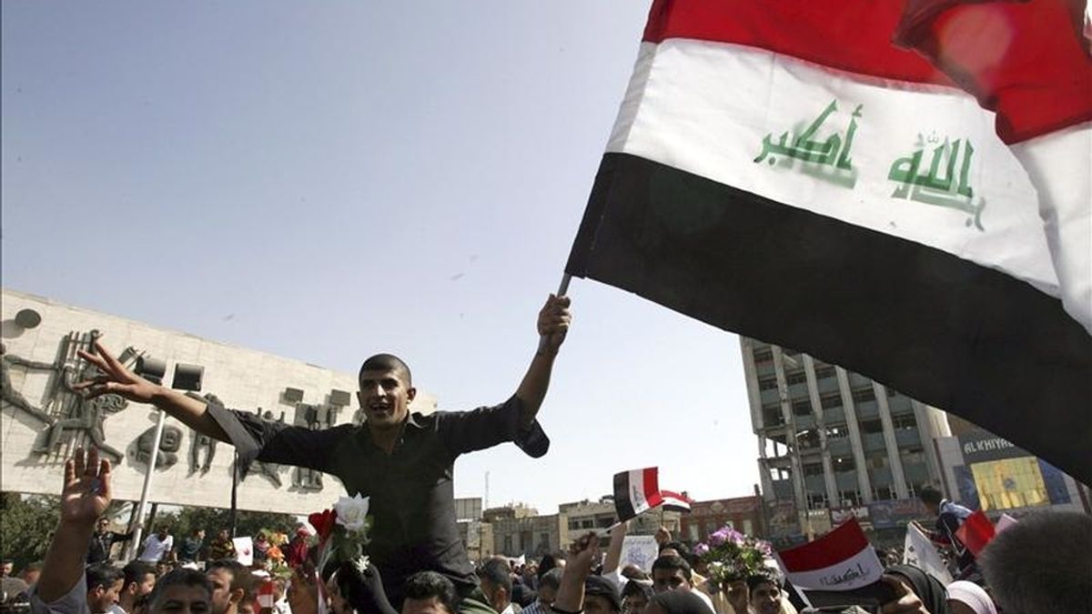 Manifestantes gritan consignas en contra del gobierno iraquí durante una protesta en la plaza Tahrir (Liberación). EFE