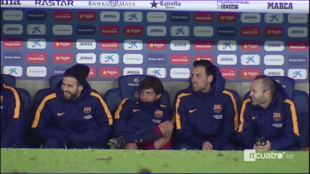 Así reacciona Piqué en el banquillo a los cánticos e insultos de parte de Cornellà
