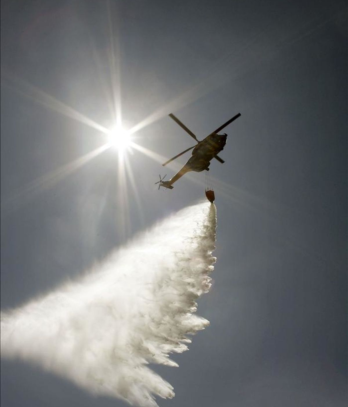 En la imagen, un helicóptero durante las labores de extinción del incendio forestal. EFE/Archivo