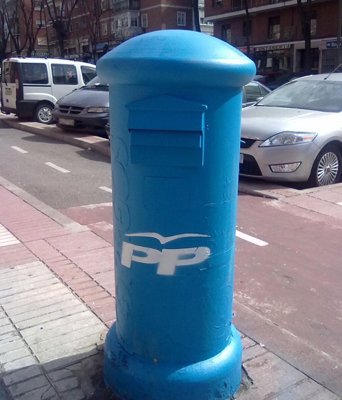 Pintan de azul y le ponen las siglas del PP a un buzón de Madrid