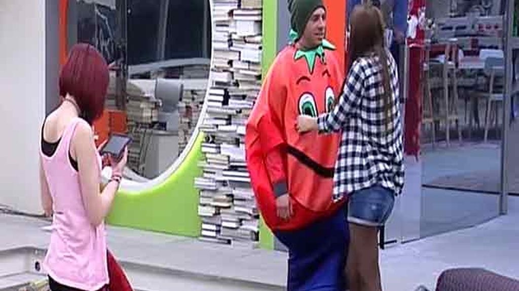 Los concursantes se disfrazan de la mascota del Mundial del ’82