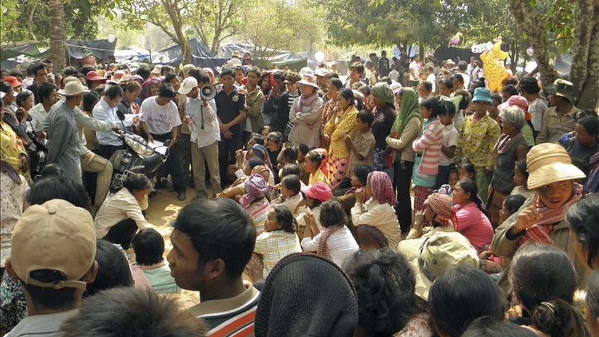 Los residentes que han abandonado sus hogares en la zona fronteriza que Camboya se disputa con Tailandia, son atendidos hoy por cooperantes en la aldea de Kum Thmei (Camboya). La zona se mantiene por segundo día consecutivo en una calma tensa después de los últimos enfrentamientos del lunes. EFE