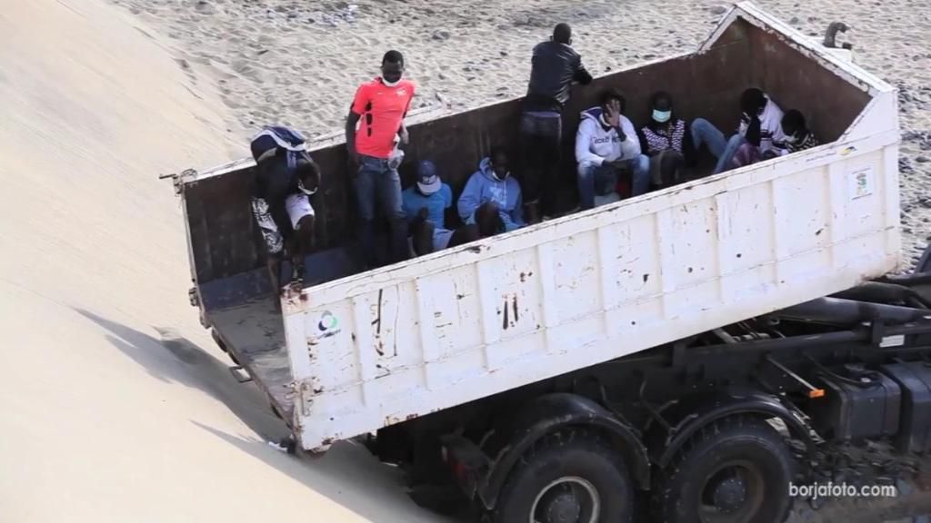 23 inmigrantes esperan siete horas en la playa por si tienen ébola