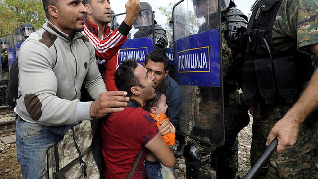 Gases lacrimógenos contra los inmigrantes en Macedonia