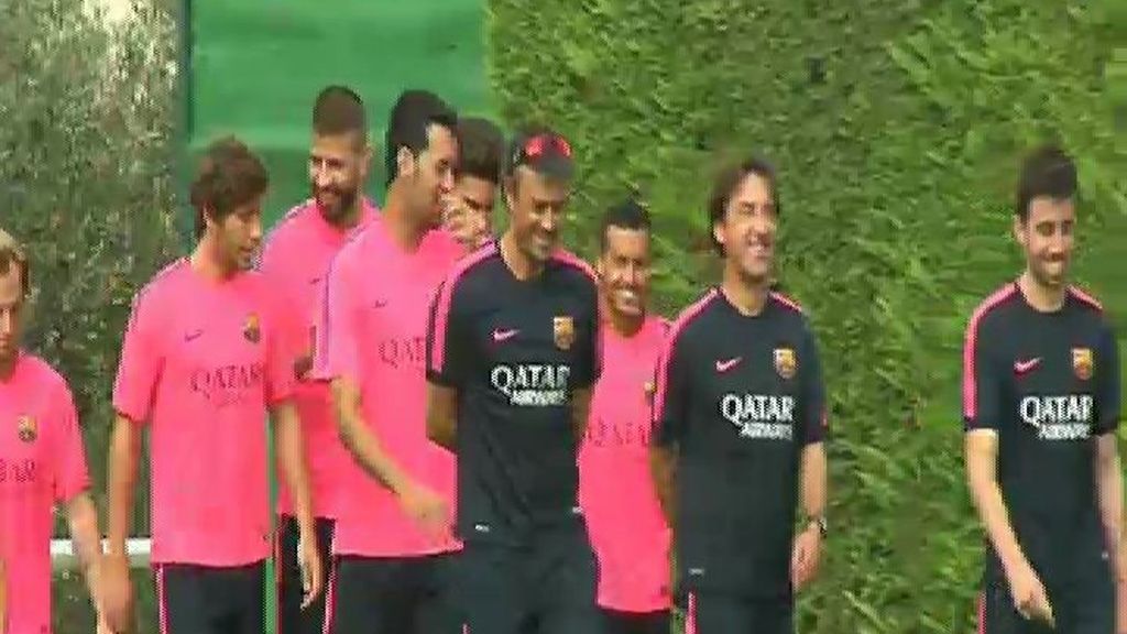 Luis Suárez se lo pasa en grande en el entrenamiento del Barça