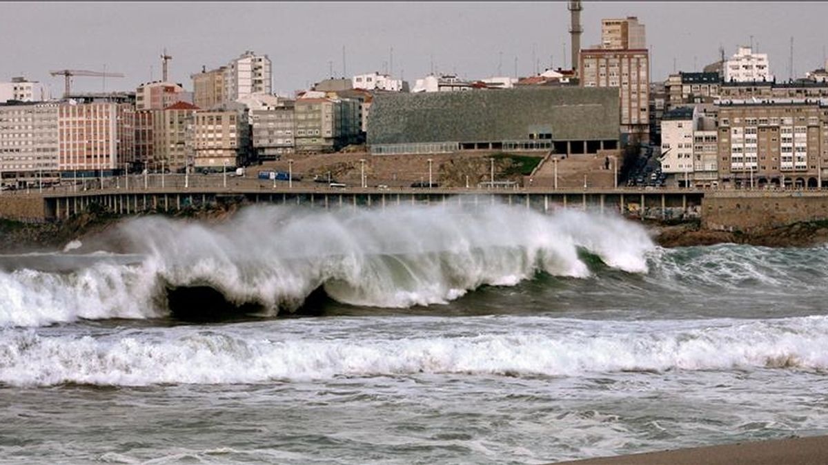 Las olas rompen en la costa de A Coruña. EFE/Archivo