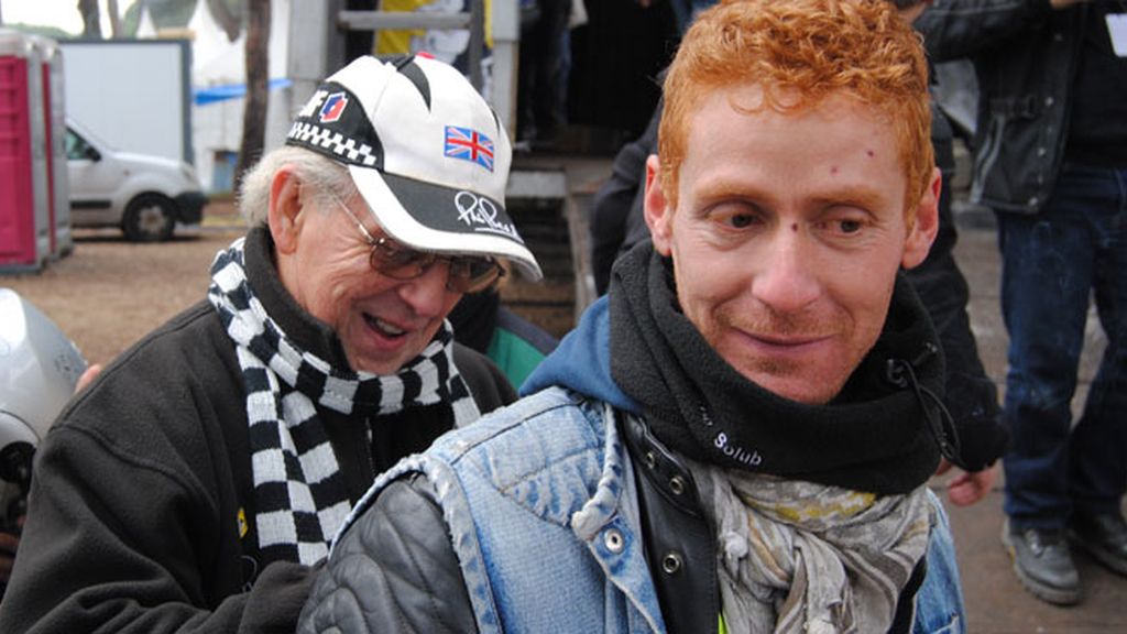 Phil Read firma la chaqueta de un aficionado