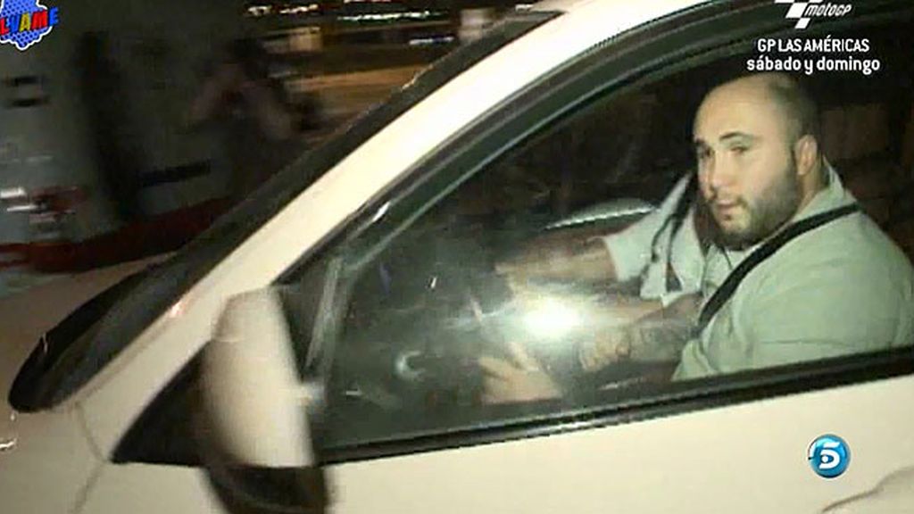 Kiko sale de su casa junto al hermano de Jessi mientras ella disfruta de la feria