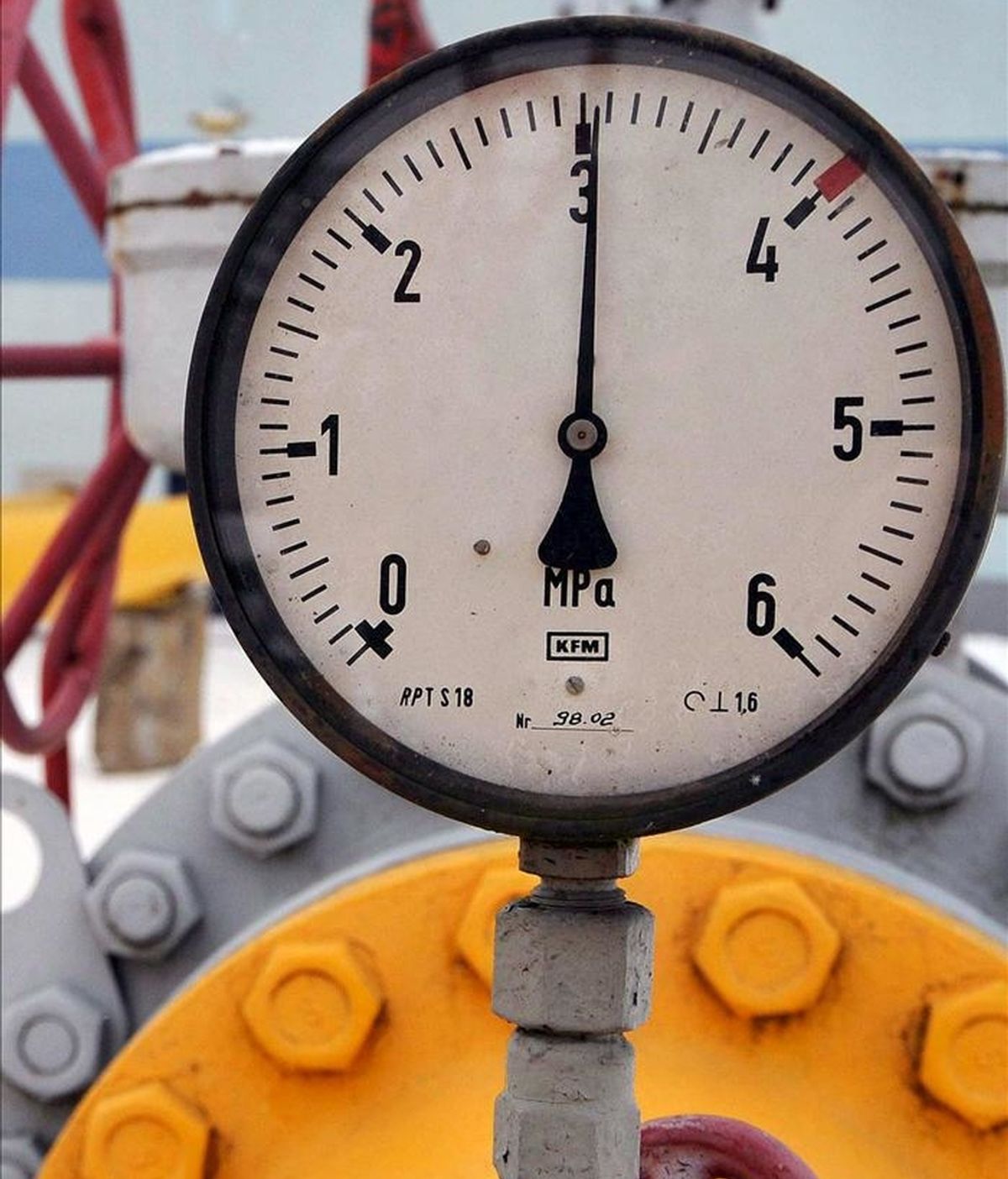 El grupo francés GDF Suez anunció hoy la firma de un contrato para la venta de 2,5 millones de toneladas de gas licuado a la malasia Petronas. Estación de destribución y medición de gas. EFE/Archivo
