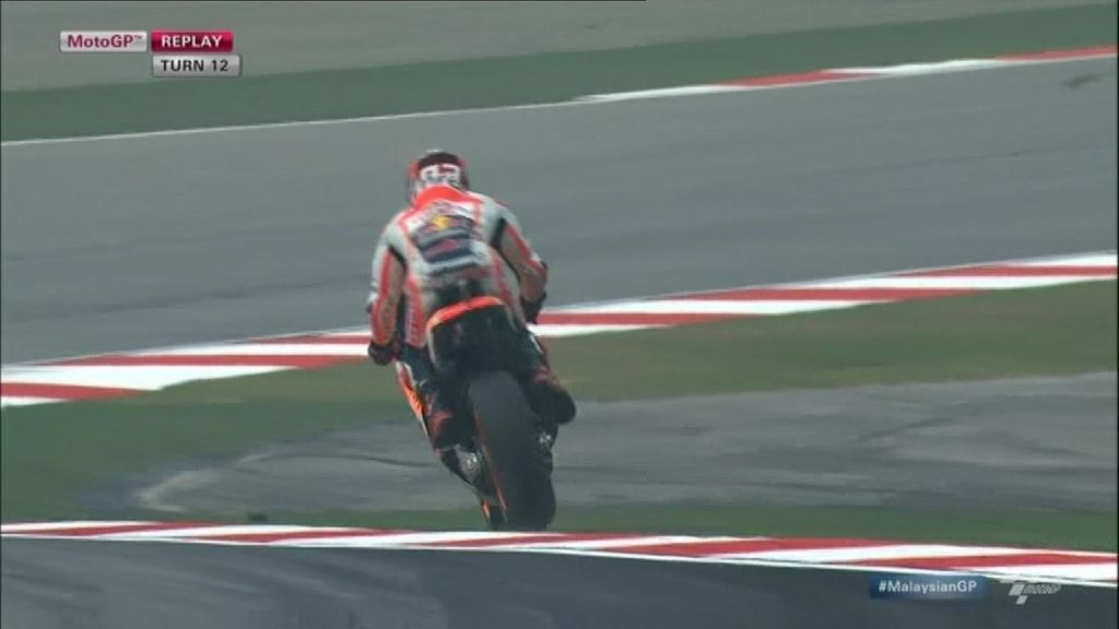 ¡Marc Márquez tira de reflejos para salvar una caída casi segura en Sepang!