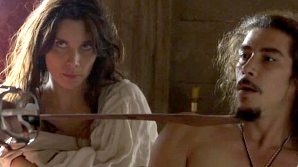 Carmen cae en los brazos de Mondego