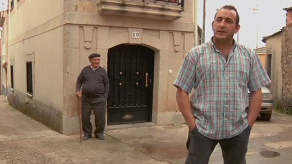 Fidel trabajó en Madrid y al ver que no era feliz, abandonó la ciudad y se mudo al pueblo. Ahora se dedica entre otras cosas, a la agricultura y la ganadería.