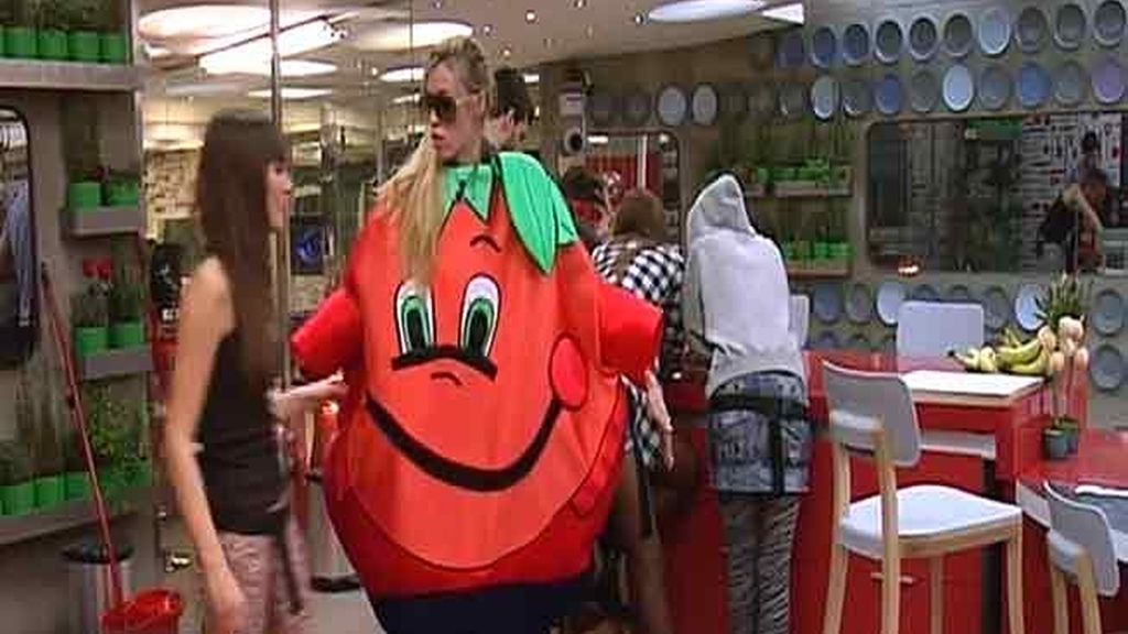 Los concursantes se disfrazan de la mascota del Mundial del ’82