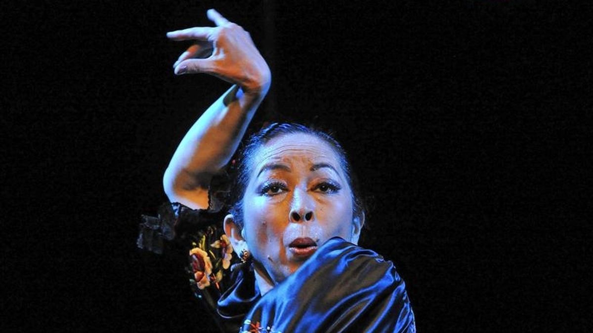 La japonesa Eiko Takahashi, de 58 años que vive a caballo entre las cuevas del Sacromonte en Granada y su país, durante su última actuación en el Teatro "La Chumbera" de Granada en su espectáculo "Eiko y Cerecitas del Japón". EFE