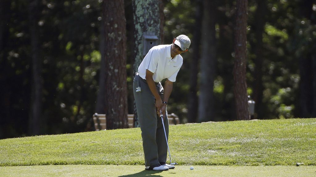 Obama inicia sus vacaciones 'a golpe de putt'