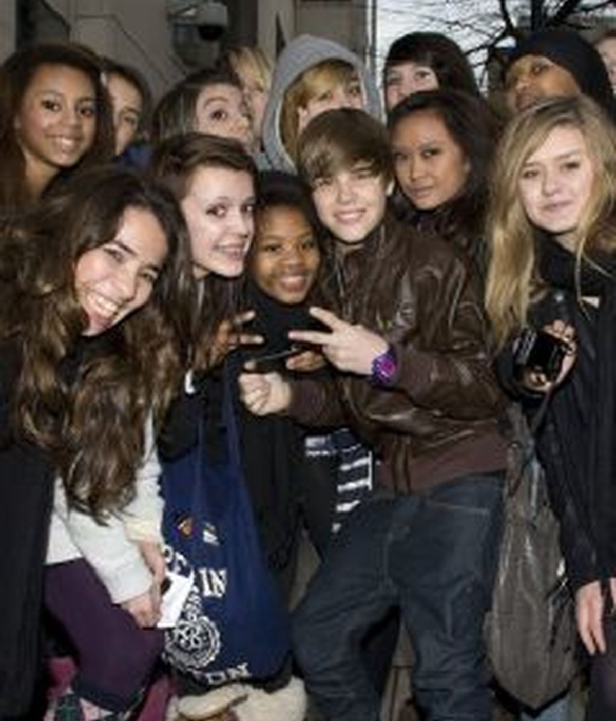 El cantante canadiense Justin Bieber es seguido por millones de fans adolescentes en todo el mundo .