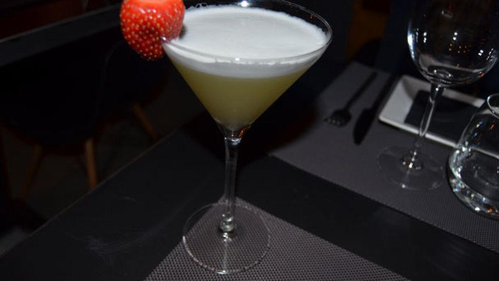 Cóctel ' asi eu te pego' (Cachaça, St-Germain Elderflower, Piña y Lima)