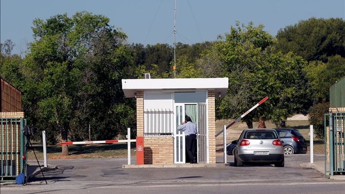 Vista de la entrada del hospital psiquiátrico de Bétera, donde un incendio declarado en uno de los pabellones ha provocado que cuatro personas, dos trabajadores del centro y dos guardias civiles, sufran intoxicación por humo y ha obligado a desalojar a 40 residentes que han vuelto a sus habitaciones después de que el fuego haya quedado extinguido. EFE