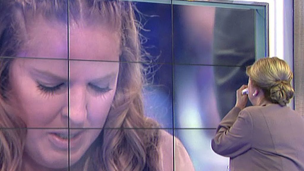 Rocío, la hija de Carmen, quiere animar a su madre con su grupo favorito