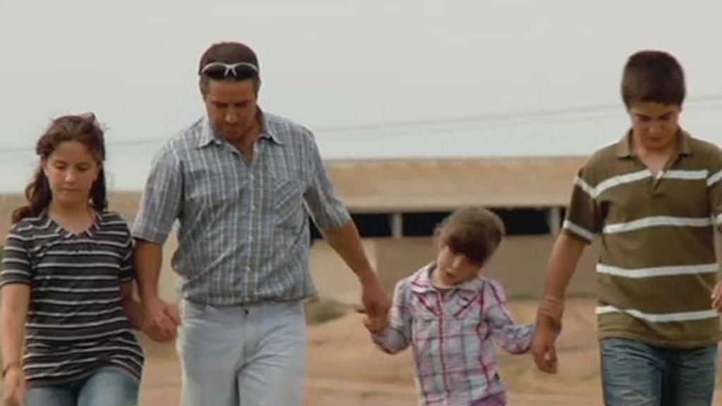 Su mujer les abandonó y Gustavo con ayuda de la familia, ha sacado a sus tres hijos adelante