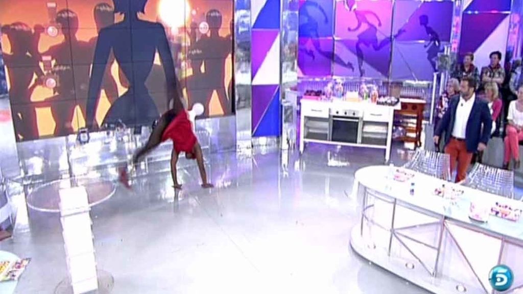 Ha imitado a la muñeca de la cabecera del programa dando una voltereta