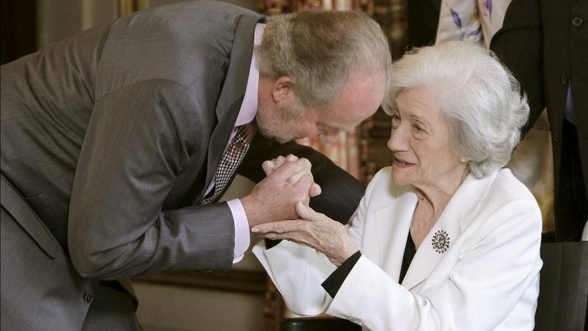 El rey Juan Carlos conversa con la escritora Ana María Matute, momentos antes del almuerzo que los Reyes ofrececieron hoy, en el Palacio Real, al mundo de la cultura con motivo de la concesión del Premio Cervantes, al que también asistieron los Príncipes de Asturias. EFE