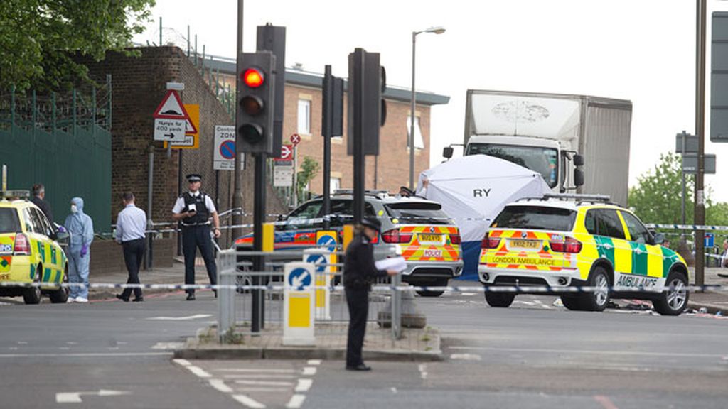 Dos hombres matan y degüellan a un soldado británico en Londres