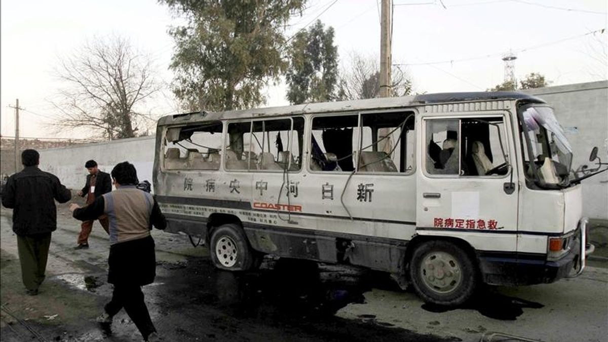 Periodistas y curiosos alrededor de un microbús destrozado por una explosión el 8 de febrero en Jalalabad (Afganistán). EFE/Archivo