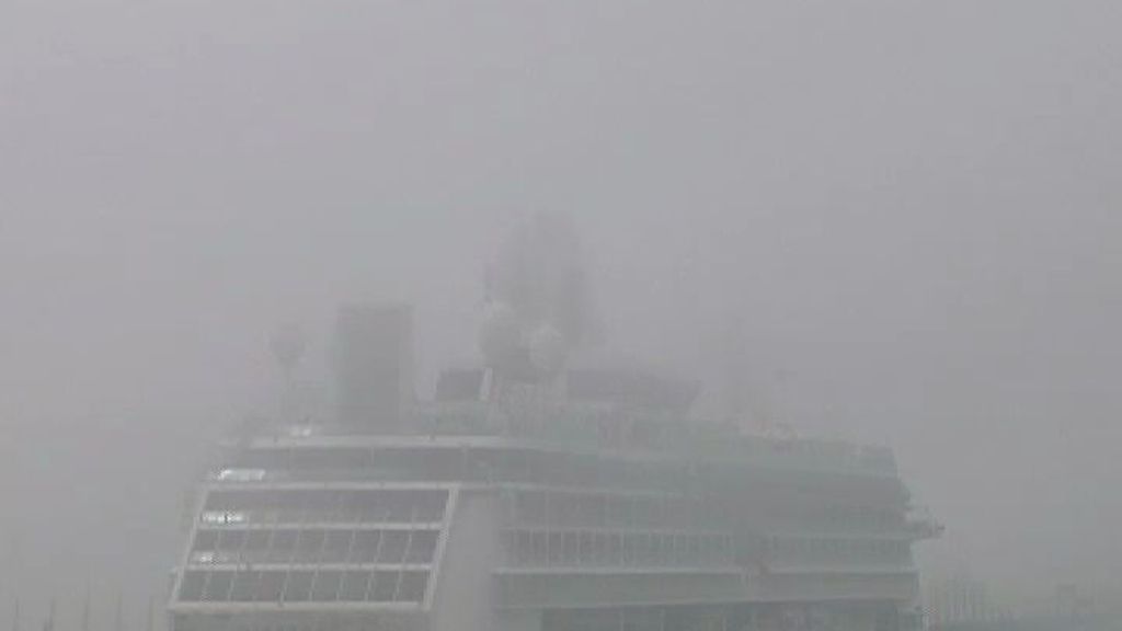 Barcelona desaparece tras una densa capa de niebla