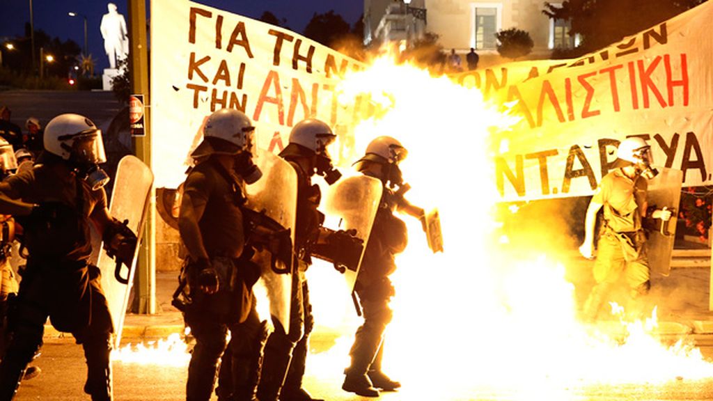 Grecia arde en contra del plan de rescate