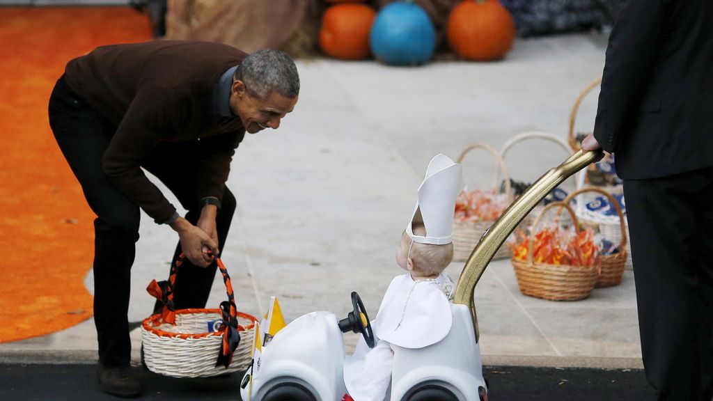 Los Obama reparten dulces de Halloween en la Casa Blanca