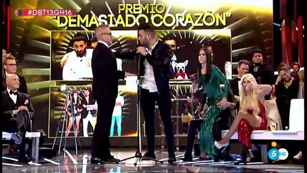 Sofía, Suso, Raquel y Ricky reciben el premio 'Demasiado corazón"