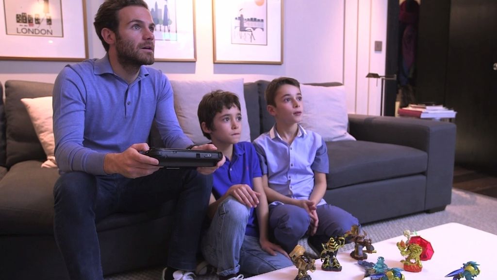 El futbolista Juan Mata juega al nuevo Skylanders con varios niños